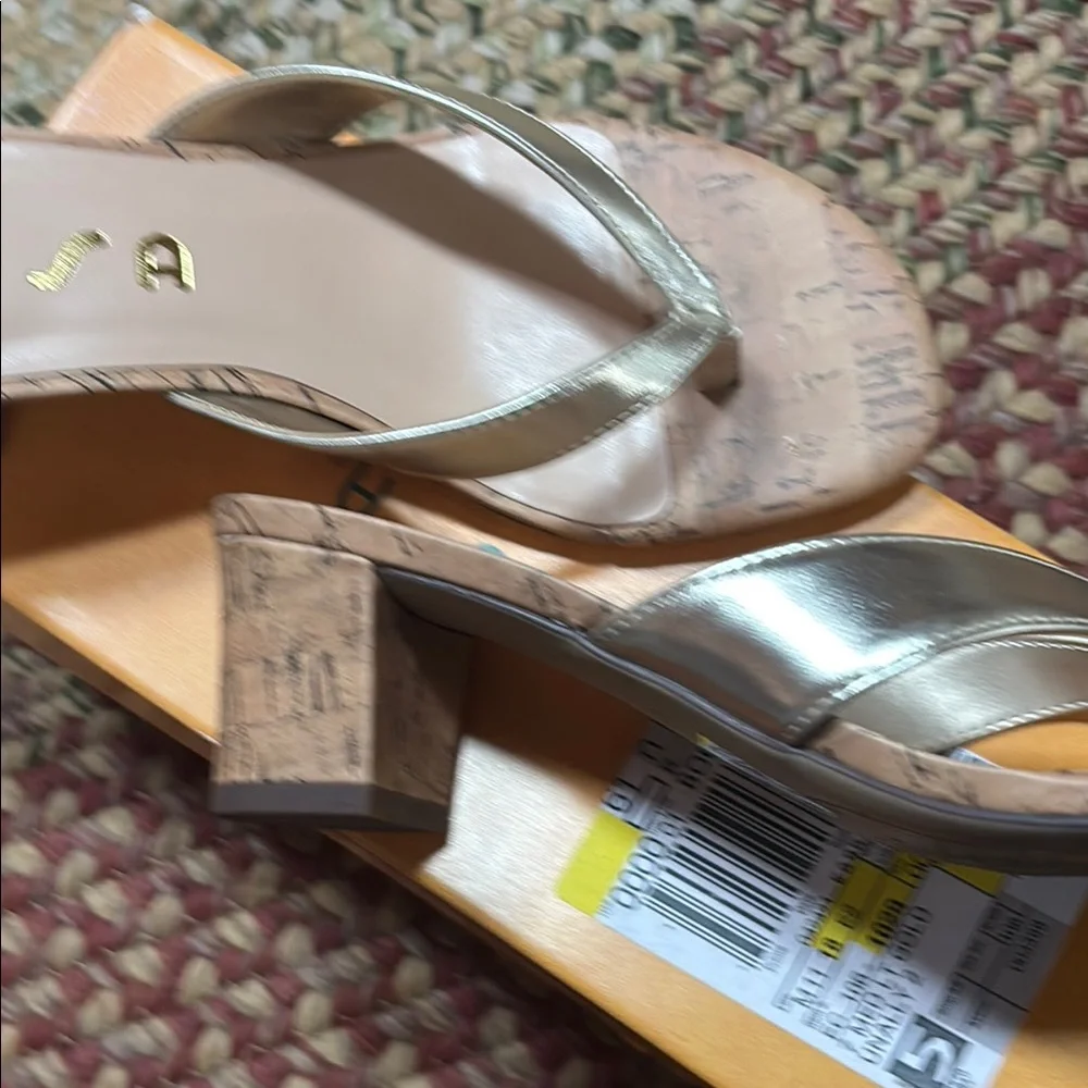 Unisa Gold Sandals Metallic Thong Strap Cushioned Sole - Picture 4 of 6
